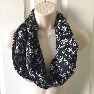 🆕💥 NWOT Black & White Ribbon Bow Infinity Scarf